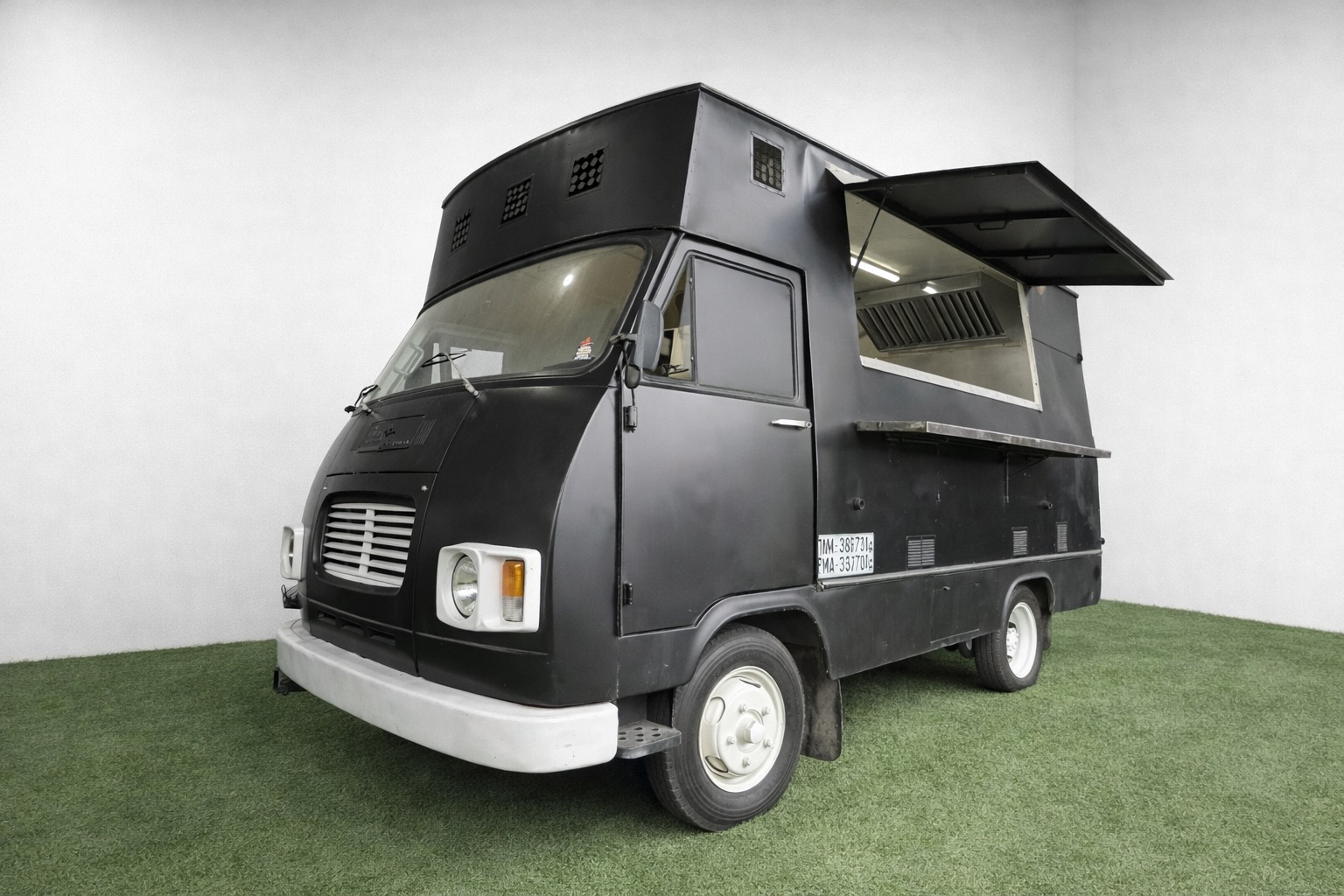 Food truck furgón negro vintage para eventos corporativos en Alicante